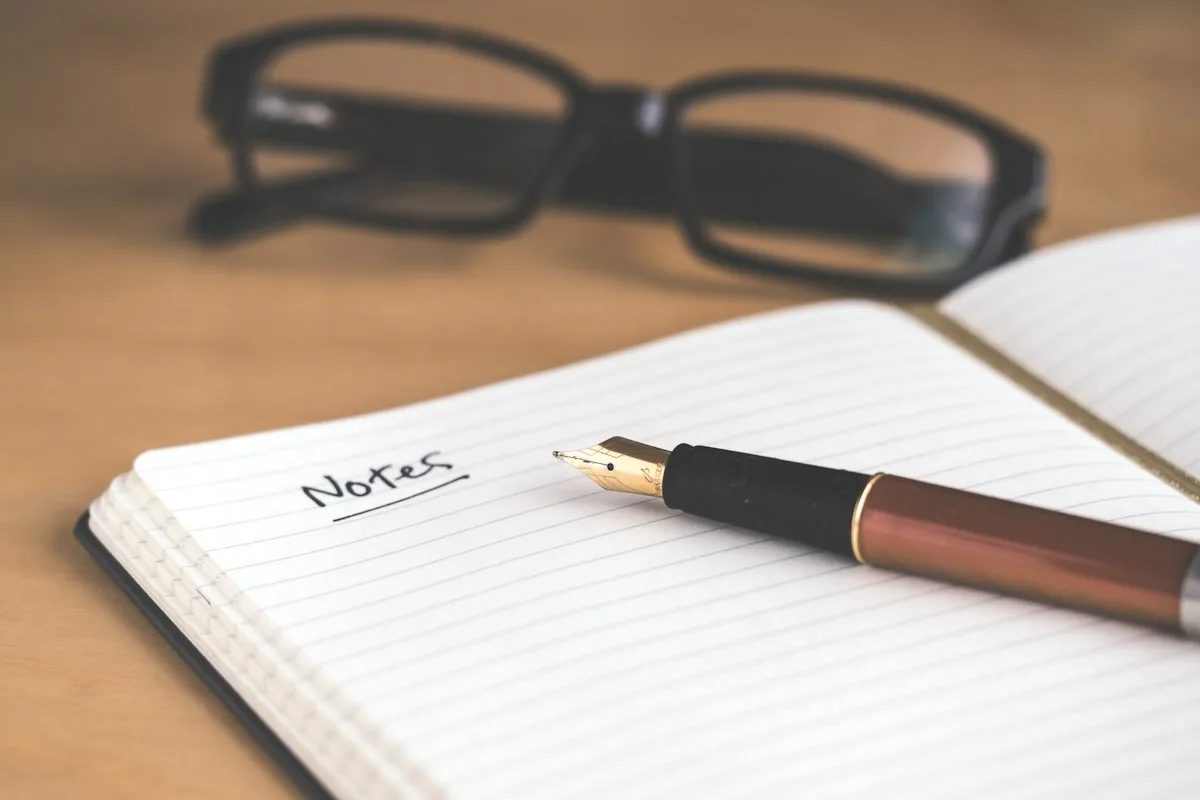 Cuaderno abierto para preparar notas de un proyecto
