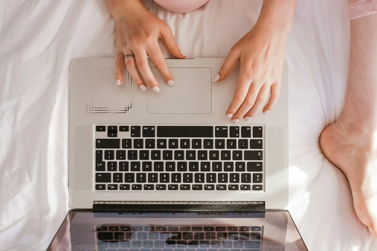 Persona utilizando un portátil sobre sus piernas