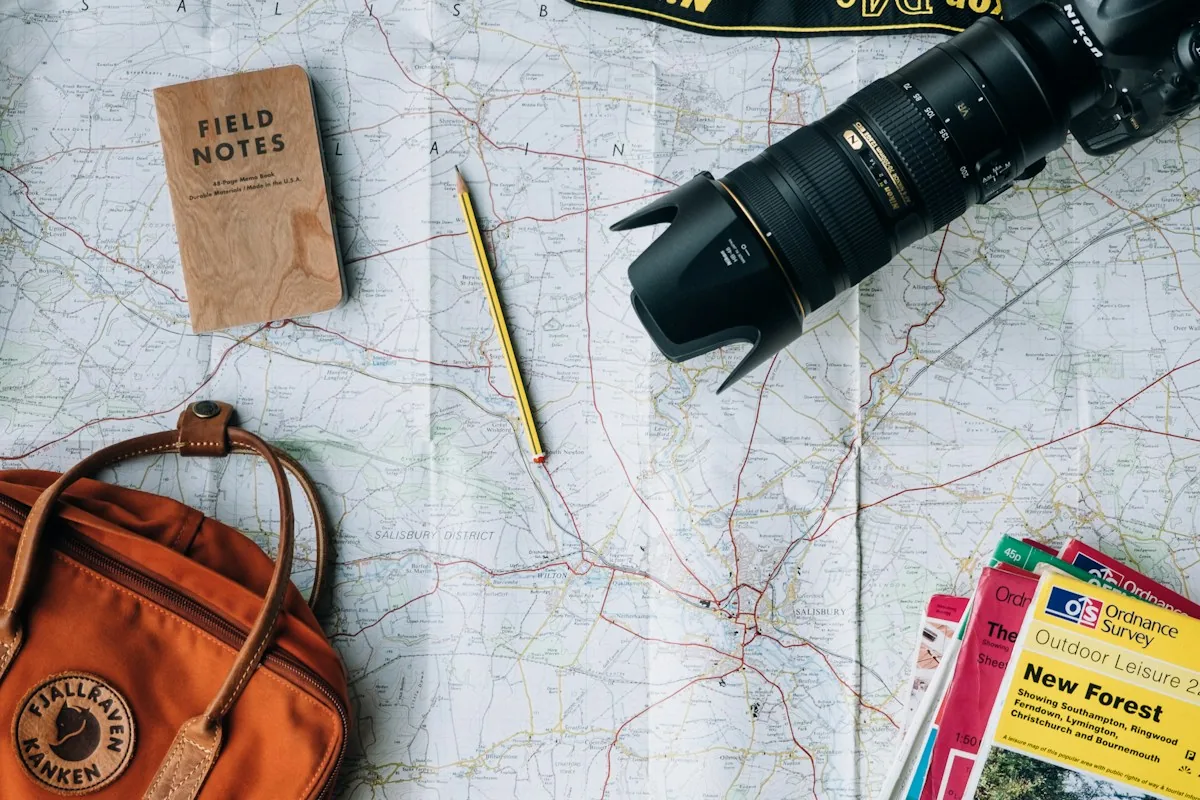 Mapa y objetos preparados para organizar un viaje