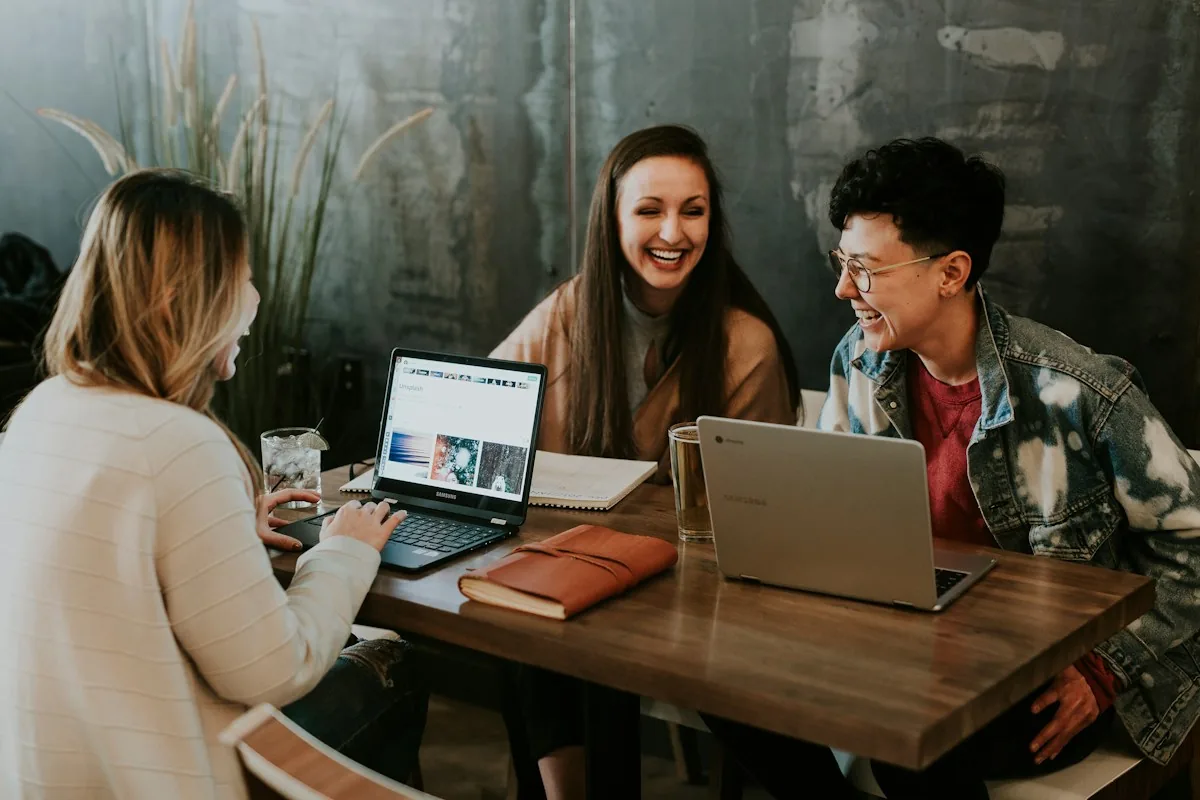 Grupo de personas colaborando con ordenadores