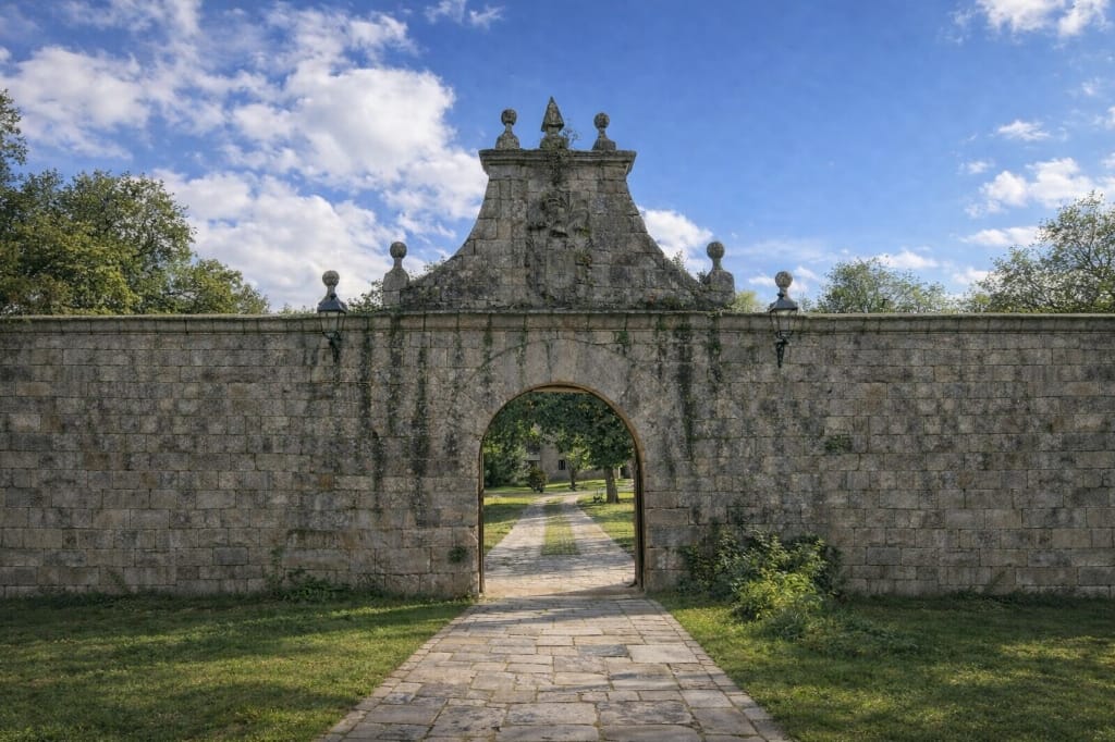 Acceso y jardines de Cabárceno Palacio